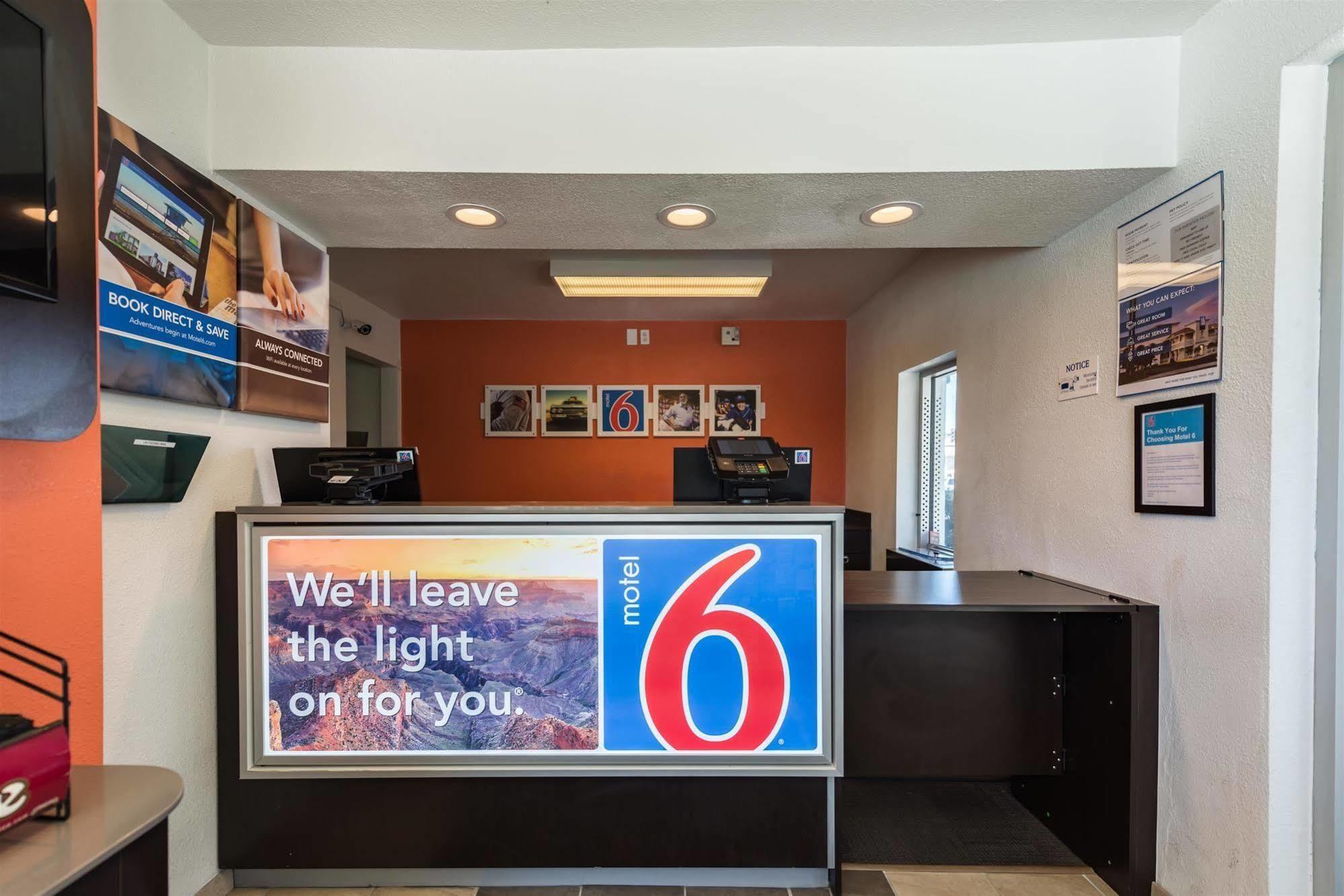 Motel 6-Reno, Nv - Virginia Plumb Bagian luar foto